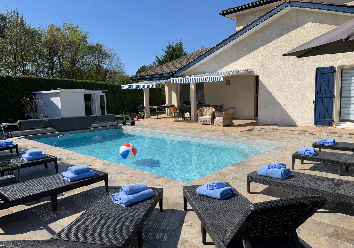 Piscine et serviettes préparées pour l'arrivée des voyageurs
