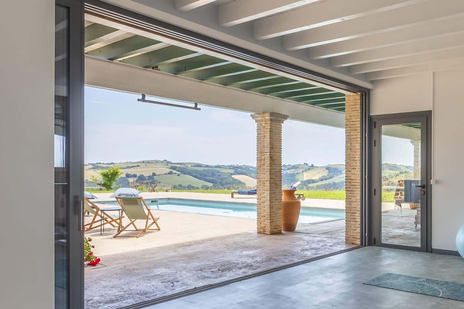 Espace ouvert sur la piscine et les collines basques