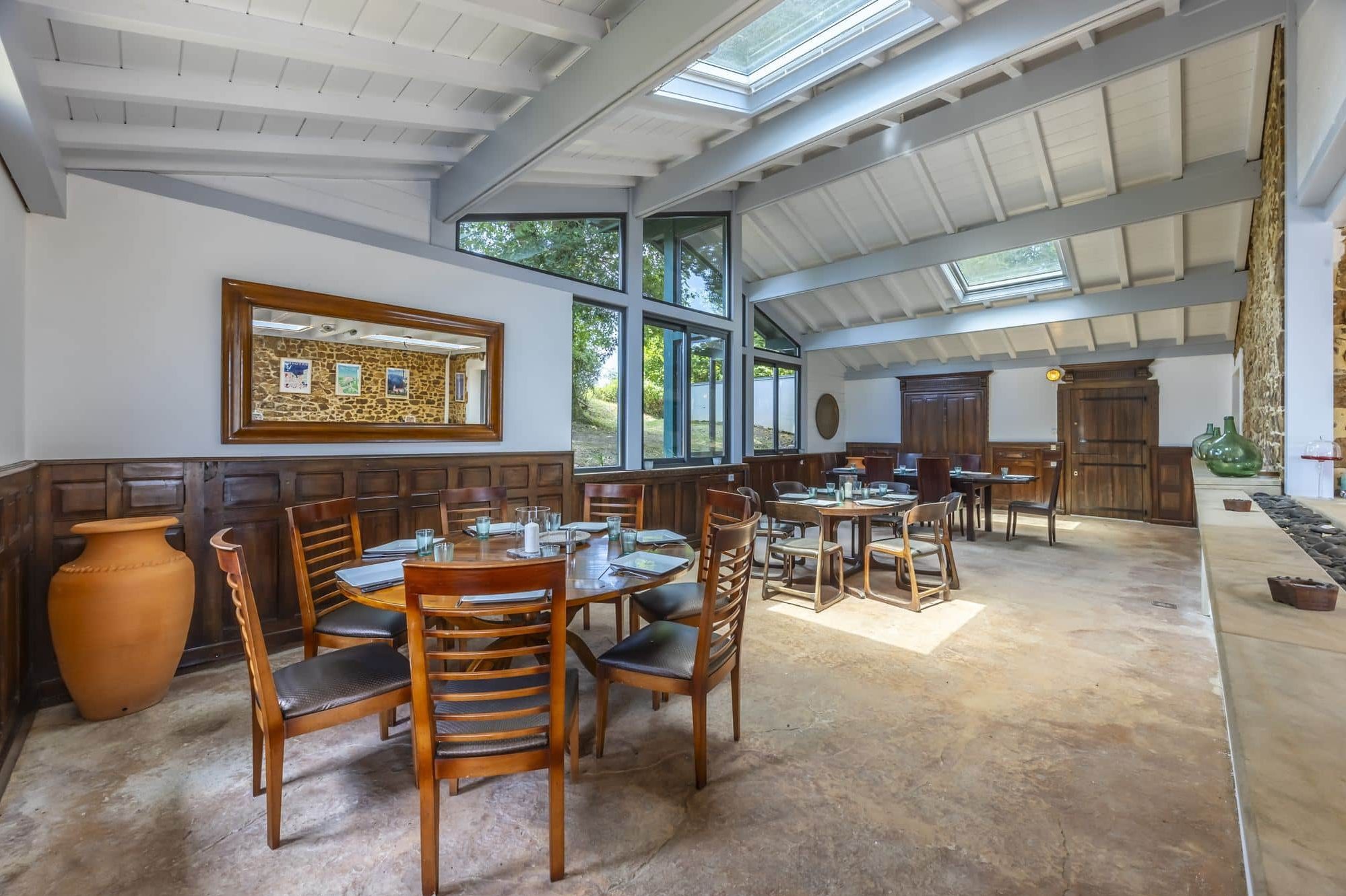 Salle à manger lumineuse sous charpente