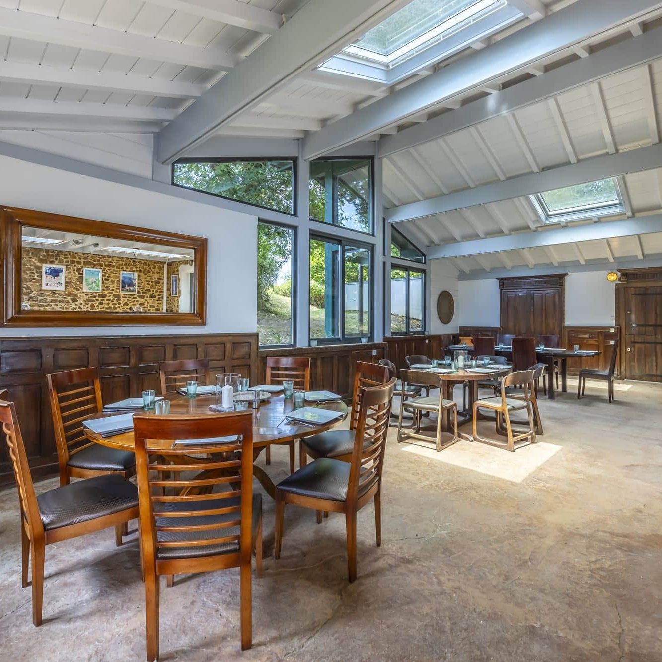 Salle à manger lumineuse sous charpente